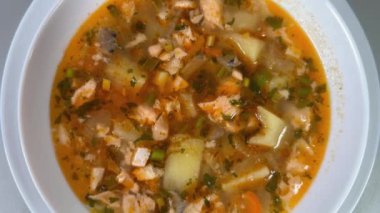 Gri arka planda açık somon çorbası, üst manzara.