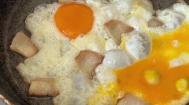 Çırpılmış yumurta ve yağlı tavada yağda kızartılıyor.