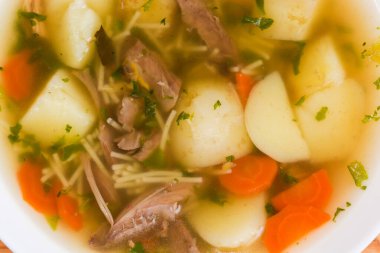Yeni hazırlanmış sıcak ev yapımı tavuk çorbası, ince vermicelli, yakın çekimin üst görüntüsü.