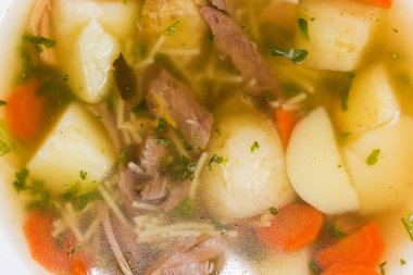 Yeni hazırlanmış sıcak ev yapımı tavuk çorbası, ince vermicelli, yakın çekimin üst görüntüsü.
