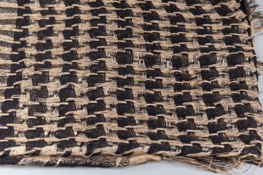 Siyah renkli pamuklu örülmüş keffiyeh, boynuna ya da başına takılan taktiksel koruyucu eşarp, seçici odak noktasında yakın plan.