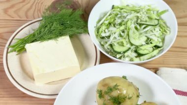 Haşlanmış taze patates ve sebze salatası, dereotu ve tereyağı ayrı ayrı.