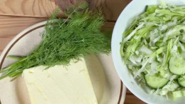 Haşlanmış taze patates ve sebze salatası, dereotu ve tereyağı ayrı ayrı.