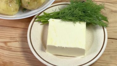 Haşlanmış taze patates ve sebze salatası, dereotu ve tereyağı ayrı ayrı.