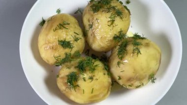 Haşlanmış taze patates, tereyağlı, doğranmış taze dereotlu.