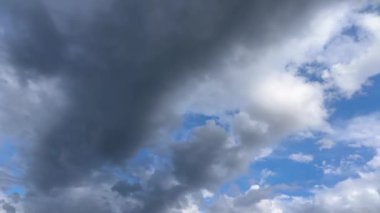 Yaz günü kümülüs bulutları ile gökyüzünün zaman atlaması