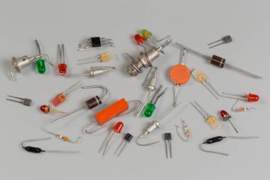 Eski yarı iletken, gri bir yüzey üzerindeki farklı metal, plastik, cam ve seramik paketlerde çeşitli amaçlar belirler