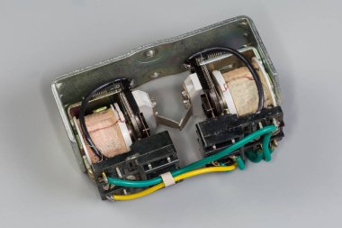Eski elektromekanik mandal rölesi ya da gri arka planda iki bobinli bistabil röle