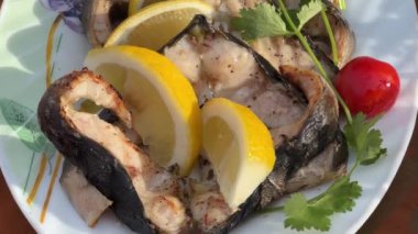 Limonlu ızgara biftek ve yeşil tabak.