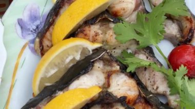 Limonlu ızgara biftek ve yeşil tabak.
