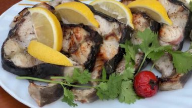 Limonlu ızgara biftek ve yeşil tabak.