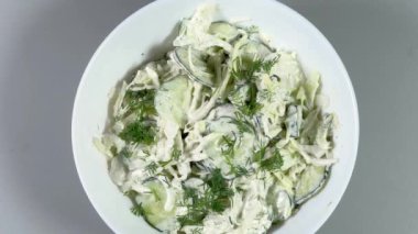Dilimlenmiş yeşil sebze salatası ve mayonez sosu.