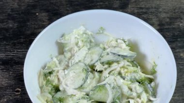 Dilimlenmiş yeşil sebze salatası ve mayonez sosu.
