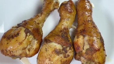 Kırsal masada, tabakta tavuk budu, yakın plan.