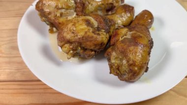 Kırsal masada, tabakta tavuk budu, yakın plan.