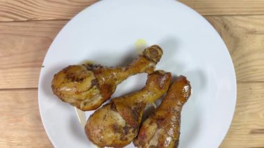 Kırsal masada, tabakta tavuk budu, yakın plan.