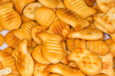 Küçük balıklar şeklinde tuzlu kraker yığını, seçici odak noktasında üst görünüm.