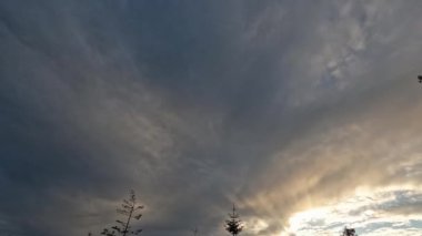 Günbatımından önce gökyüzü kümülüs ve fırtına bulutlarıyla hızlanır