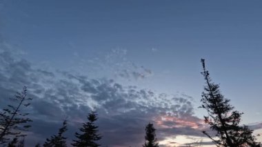 Günbatımından önce gökyüzü kümülüs ve fırtına bulutlarıyla hızlanır