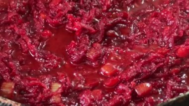 Çorbanın hazırlanması için domates soslu sebze sotelenmesi