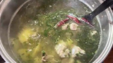 Paslanmaz çelik tencerede pişirilirken patatesli et suyu çorbası.