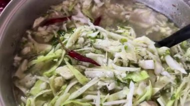 Marihuana çorbası pişirirken sebzeli et suyu.