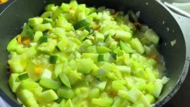Kızartma tavasında doğranmış yeşil kabak ve sebze iliği.
