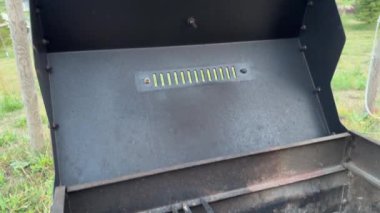 Kömür ızgarası ve ızgara şiş kebap.