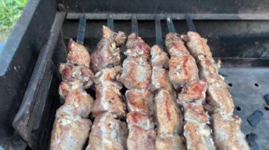 Kömür ızgarasında ızgara yaparken şiş kebap.