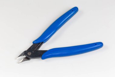 Mavi yalıtımlı gri arka planda küçük çapraz kesim uçları