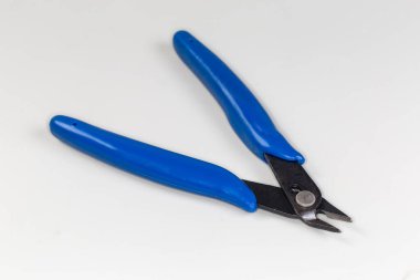 Mavi yalıtımlı gri arka planda küçük çapraz kesim uçları