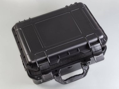 Aletlerin depolanması ve taşınması ve diğer amaçlar için içine yumuşak köpük eklenen bir bölme başına kısmen açık plastik portatif araç kutusu, gri arka planda üst görünüm