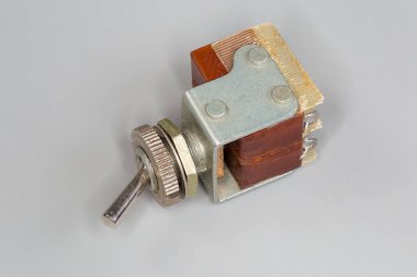 Metal kaplama ve manivela ile eski elektrik düğmesi, gri arka planda iki limit anahtarı inşaatında kullanılır