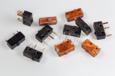 Gri arka planda kahverengi ve siyah plastik paketlerdeki eski elektrik limitleri