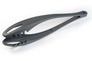 Uzun saplı mutfak maşası beyaz arka planda gri yemek kalitesinde plastikten yapılmış.