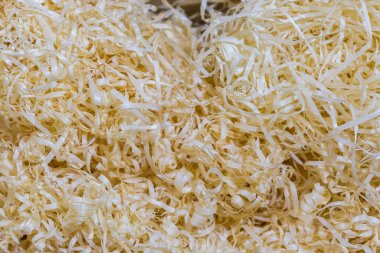 İnce şeritli doğal ahşap talaşı yığını, aynı zamanda ahşap yünü ya da Excelsior olarak da bilinir, kırılgan nesnelerin ambalajı, dekorasyonu vs. için kullanılır.