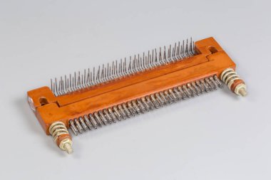 Çift sıra erkek ve kadın elektrik konnektörleri yay bağlayıcılar ile lehimlenmiş olabilir yazdırılmış devre kartı ve kurdele, ya da gri bir yüzey üzerinde diğer kablo seçici odaklı
