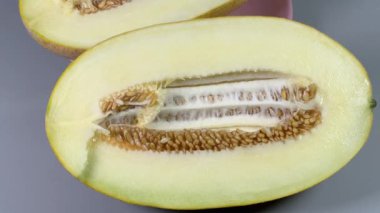 Çekirdekli sarı karpuz, yakın plan.