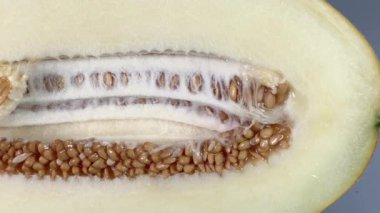 Çekirdekli sarı kavunun yarısı, üst manzara.