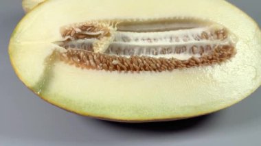 Çekirdekli sarı kavun yarımları, üst manzara.