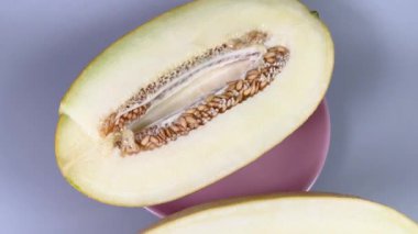 Çekirdekli sarı kavun yarımları, üst manzara.