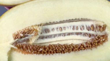 Çekirdekli sarı kavunun yarısı, üst manzara.