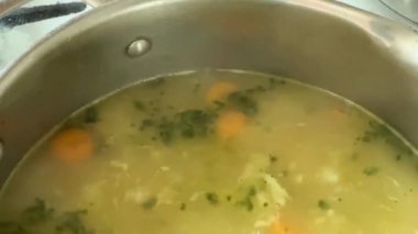 Tencere dibin kara seninki benden kara.