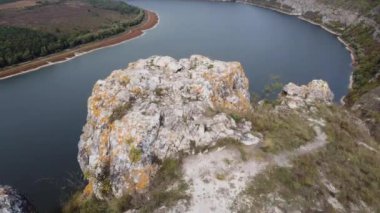 Nehir kanyon benzeri vadide bulutlu bir günde, hava manzarası