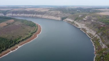 Nehir kanyon benzeri vadide bulutlu bir günde, hava manzarası