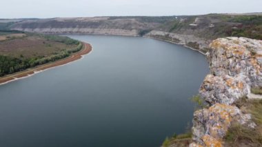 Nehir kanyon benzeri vadide bulutlu bir günde, hava manzarası