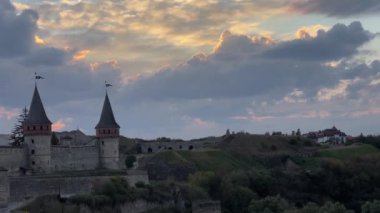 Kamianets-Podilskyi, Ukrayna 'da Ortaçağ Kalesi gün batımında