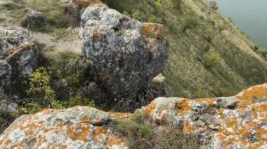 Sonbahar bulutlu bir günde kanyon benzeri bir vadide geniş bir nehir.