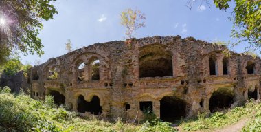 19. yüzyılın Tarakaniv Kalesi 'nde kırmızı tuğladan yapılmış kale kalıntıları, Ukrayna, panoramik manzara.