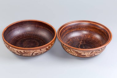 Geleneksel halk çiçekleri ile süslenmiş gri arka planda iki farklı boş kase.